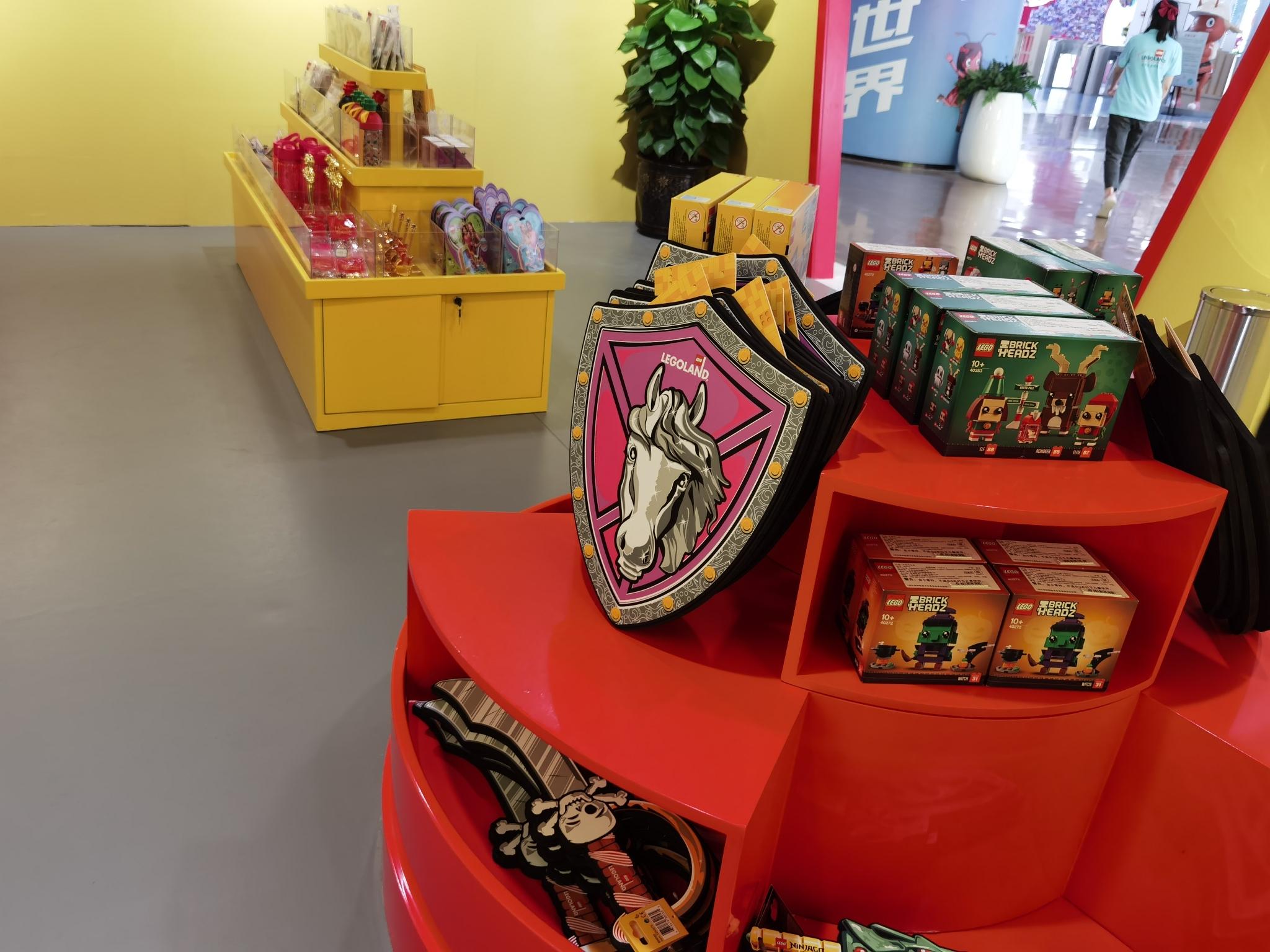 在礼品售卖专区,购买属于自己的专属礼品