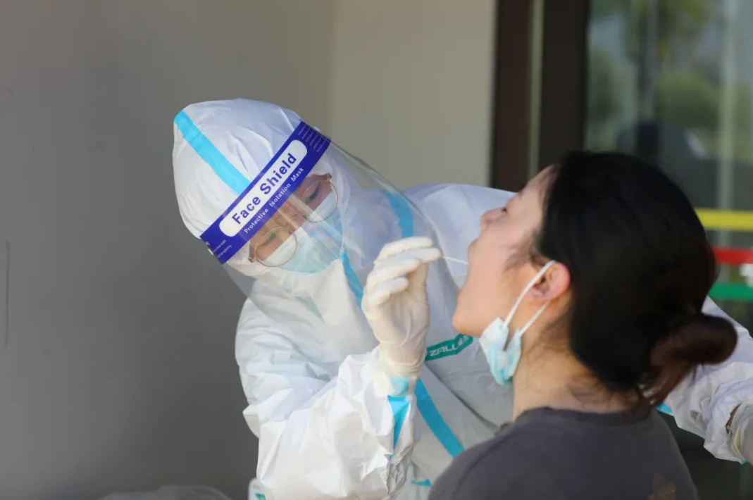 亚心医护人员顶着酷暑为市民采集核酸