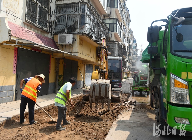 2021年8月1日，河北省邢台市政建设集团工人在老旧小区改造项目——信都区园东小区进行小区道路施工。河北日报记者赵永辉摄