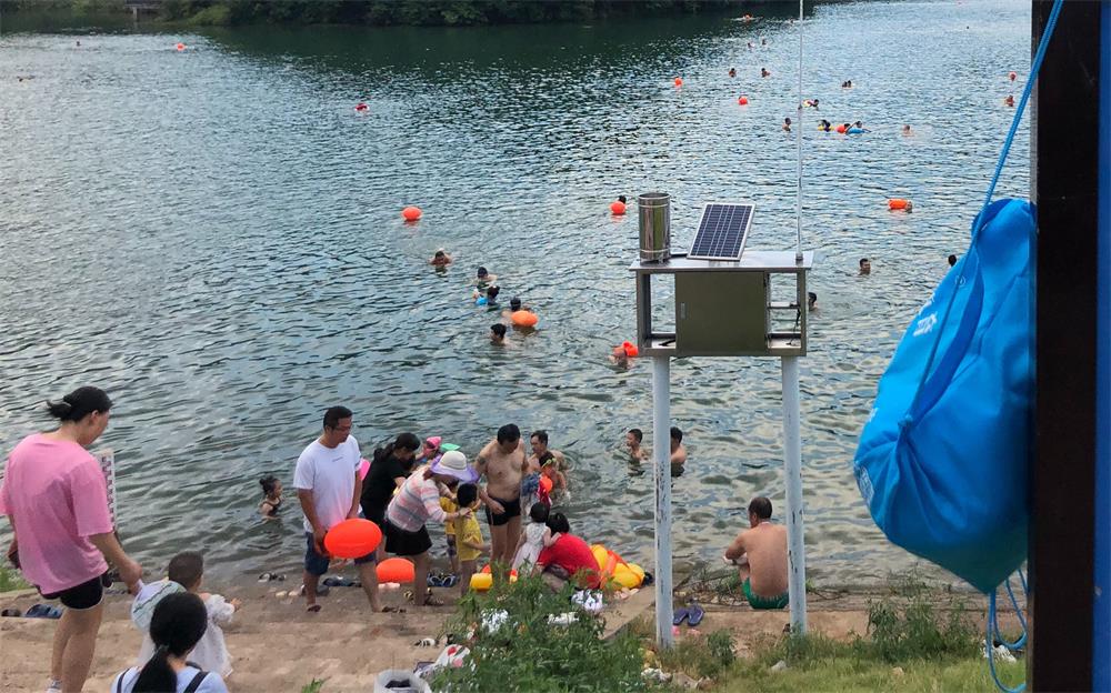7月27日傍晚，当地老樟坡水库，不少人带着孩子在此游泳。新京报记者 杜寒三 摄