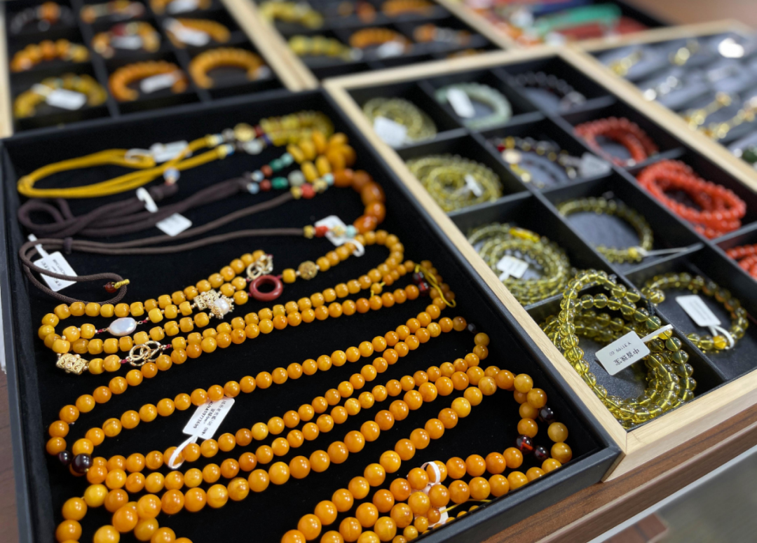 熬夜到2点 看一场买不起的珠宝直播