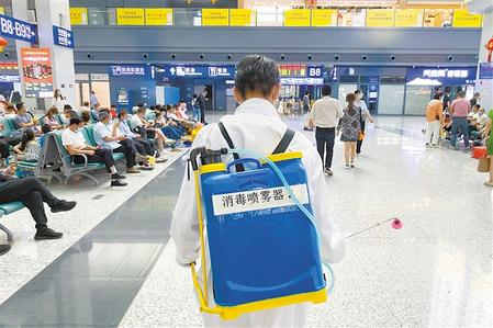 兰州西站对候车大厅进行消毒（兰州铁路局供图）