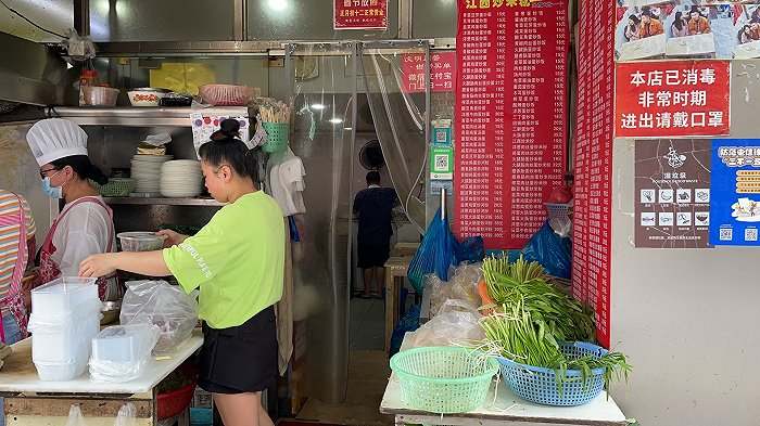江西饭店老板娘在备菜 （图片拍摄：韦香惠）