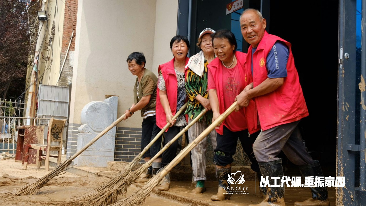 米河镇米北村村民在清理淤泥
