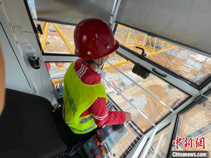 “90后”女塔吊司机赵丽娟在操作塔吊。　张瑶 摄