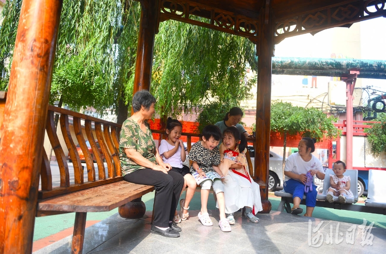 2021年8月1日，河北省邢台市襄都区铁路北宿舍小区居民带孩子在修葺一新的小广场的亭子里休闲。铁路北宿舍小区是一个老旧小区，经过改造，小区旧貌换新颜。河北日报记者赵永辉摄
