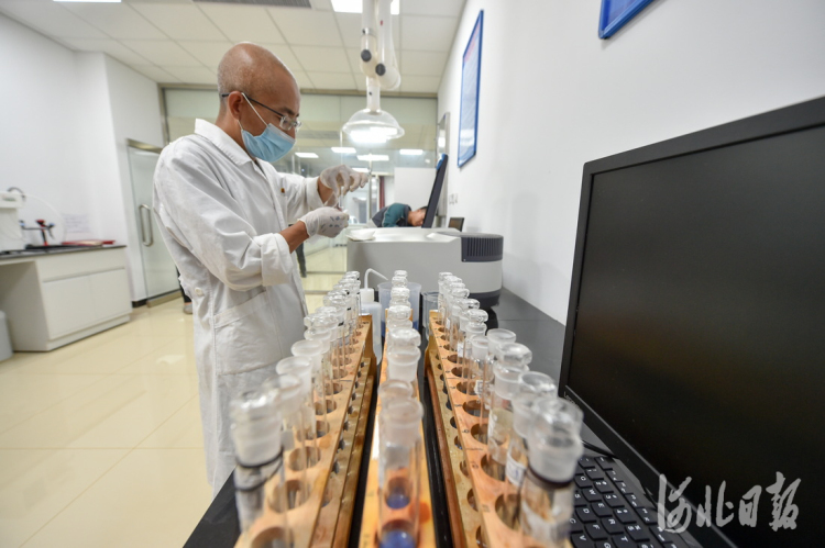 2021年7月28日， 曹妃甸区河北吉诚新材料有限公司检验人员在为试生产做准备。河北日报记者 赵杰 摄影报道