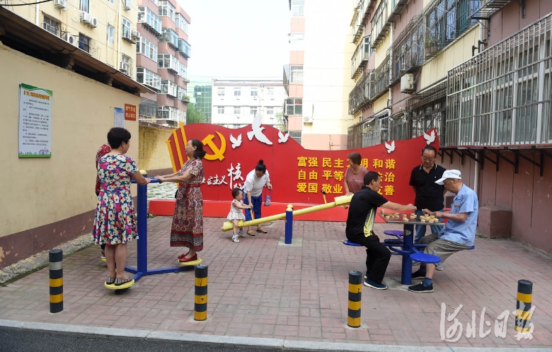 2021年8月1日，河北省邢台市襄都区铁路北宿舍小区居民在新建的娱乐角休闲娱乐。河北日报记者赵永辉摄