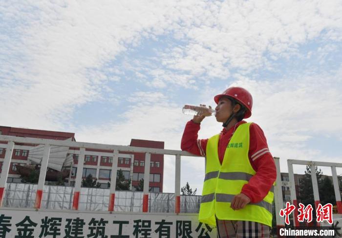 为减少上厕所的频率，她一直都在克制饮食，刻意少吃饭、少喝水。　张瑶 摄