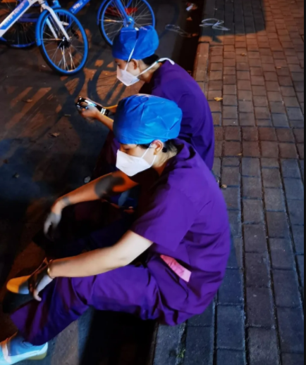 亚心医护人员夜以继日,一直忙碌到凌晨