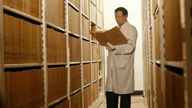 2008年刘义权被确诊为直肠癌,住院期间他强忍病痛完成了5000件档案的查阅_凤凰网视频_凤凰网