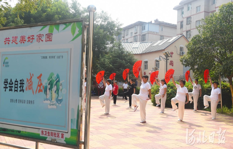 2021年8月1日，河北省邢台市襄都区平安小区居民在修葺一新的广场上健身。河北日报记者赵永辉摄