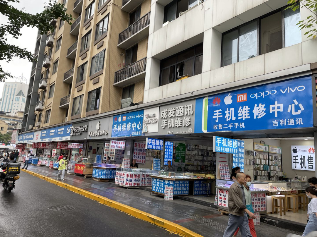 成都太升南路街边的手机小店 图/柳书琪