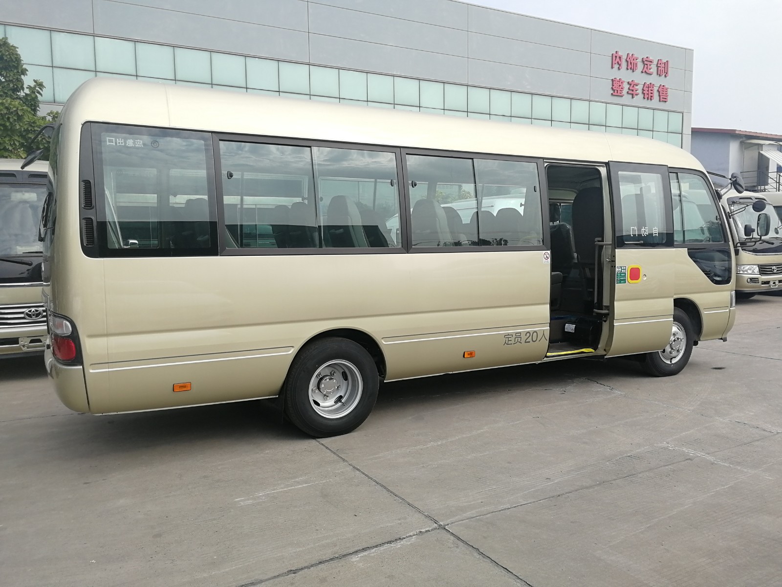 丰田考斯特接待17座价格配置