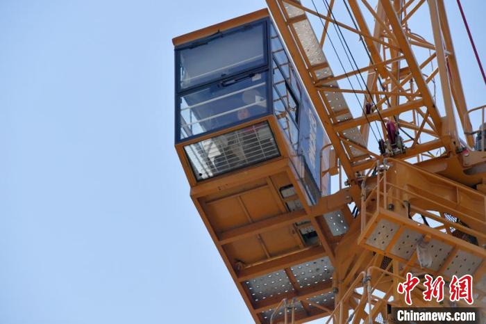 长春“90后”女塔吊司机高温下的坚守