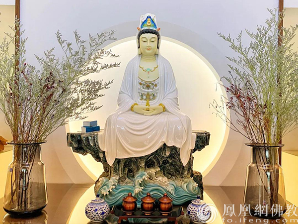 图片来源:凤凰网佛教 摄影:丹珍旺姆以清净心看世界,以欢喜心过生活