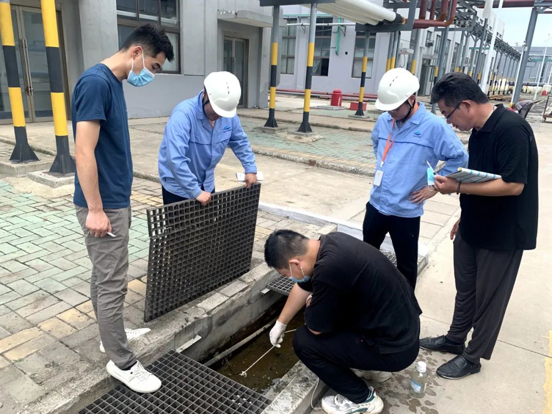开发区相关工作人员对排口进行取样检测