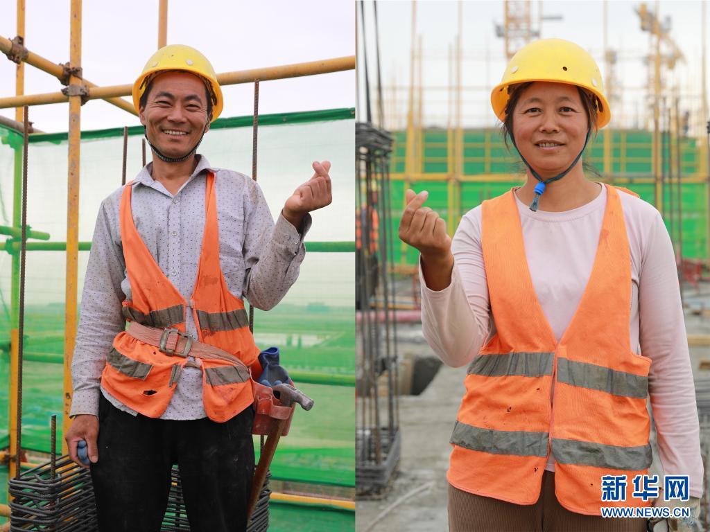 拼版照片：8月12日，木工伏衷平（左）在中建三局兰州新区一保障房项目工地上和同为木工的妻子吴清互相“比心”。新华社记者 杜哲宇 摄