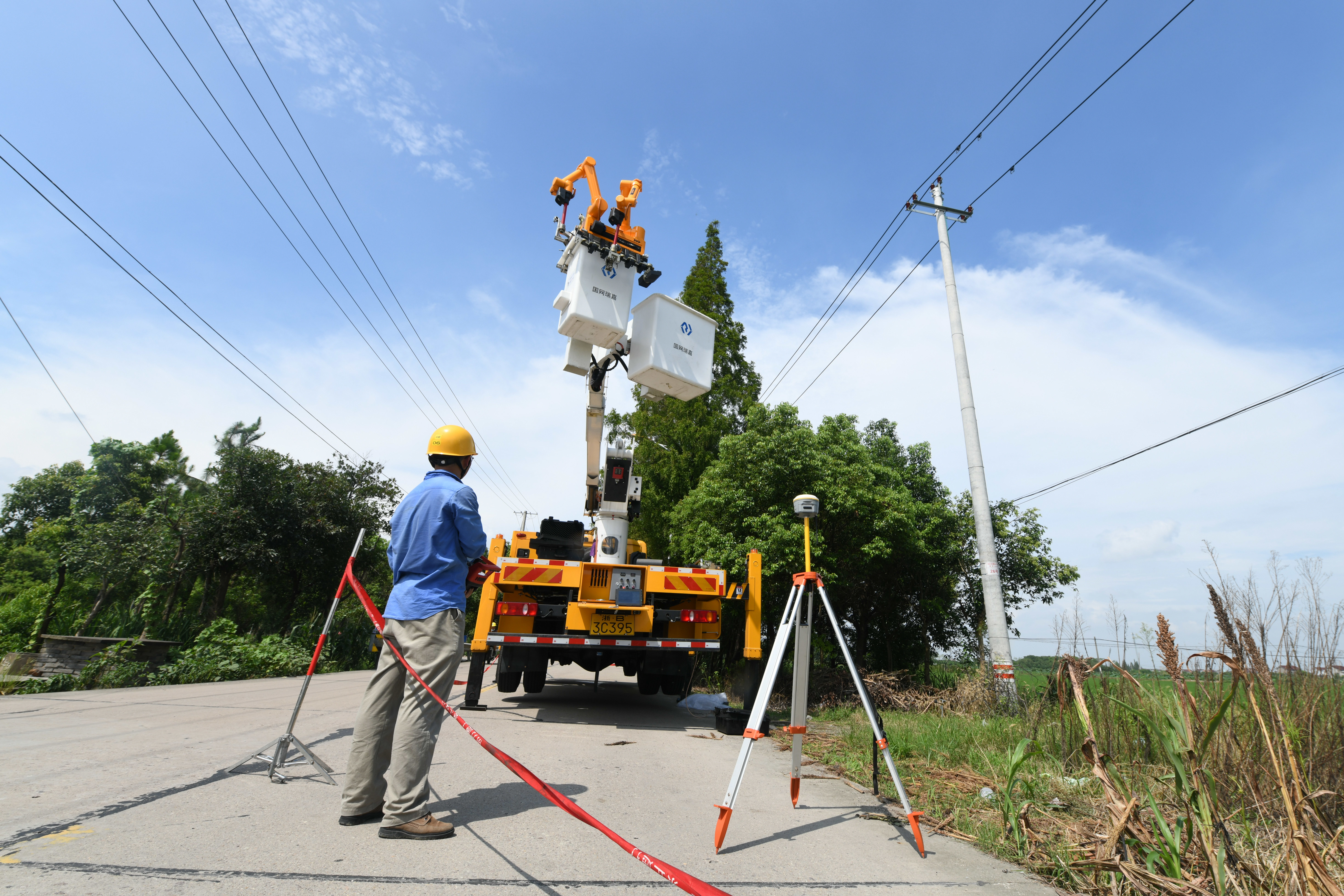 国网余姚市供电公司:高压线上的"能工巧匠" 带电作业机器人首次亮相