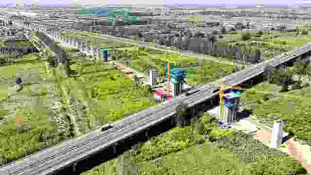 包银高铁银川绕城高速公路立交特大桥建设忙