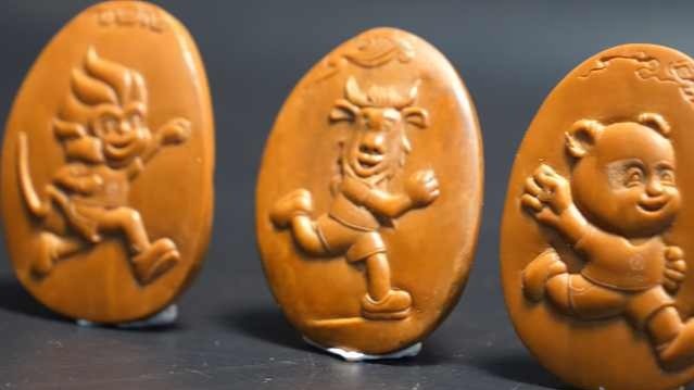 非遗艺人耗时俩月在橄榄核上雕出秦岭四宝：为全运会做点贡献