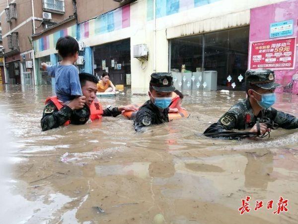 湖北隨州,孝感遭強降雨襲擊 武警官兵緊急奔赴現場救援