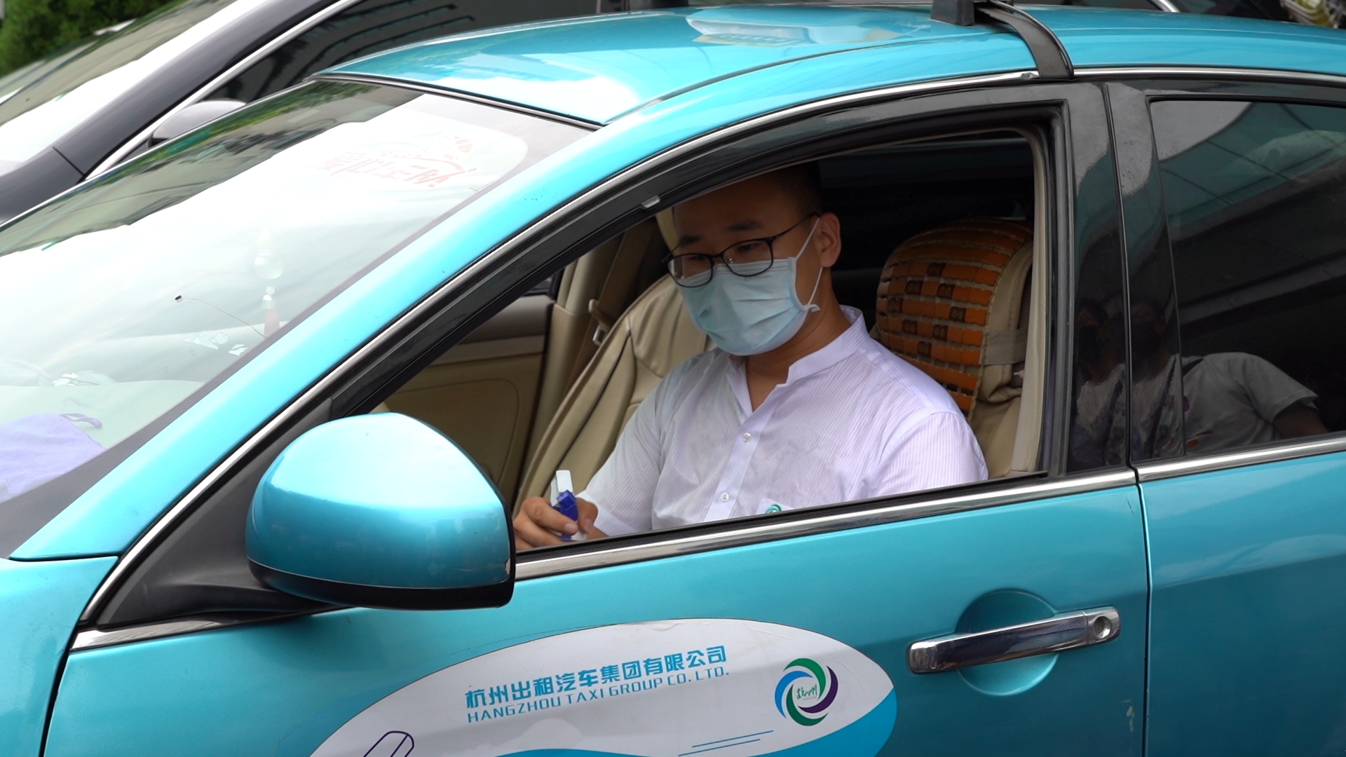 出租车司机正进行车辆消杀等防疫工作 尚天宇 摄