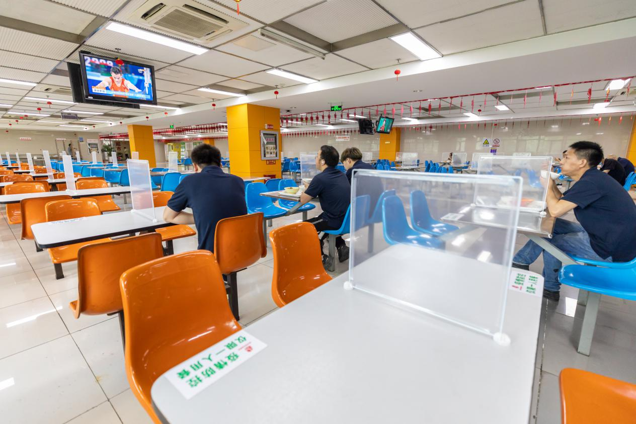 2021年8月4日,南京一家公司的食堂内,因为疫情原因所以餐桌中间用隔板