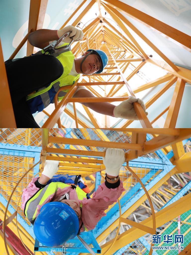 拼版照片：上图为8月12日，在中建三局兰州新区一保障房项目工地上，塔吊司机王喜平爬下塔吊；下图为8月12日，王喜平的妻子、同为塔吊司机的苏小霞爬上塔吊。