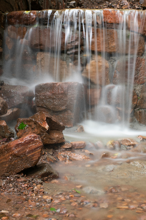 关于这一点,乾隆十一年《渑池县志》有着准确生动的记载:"治东许,玉皇