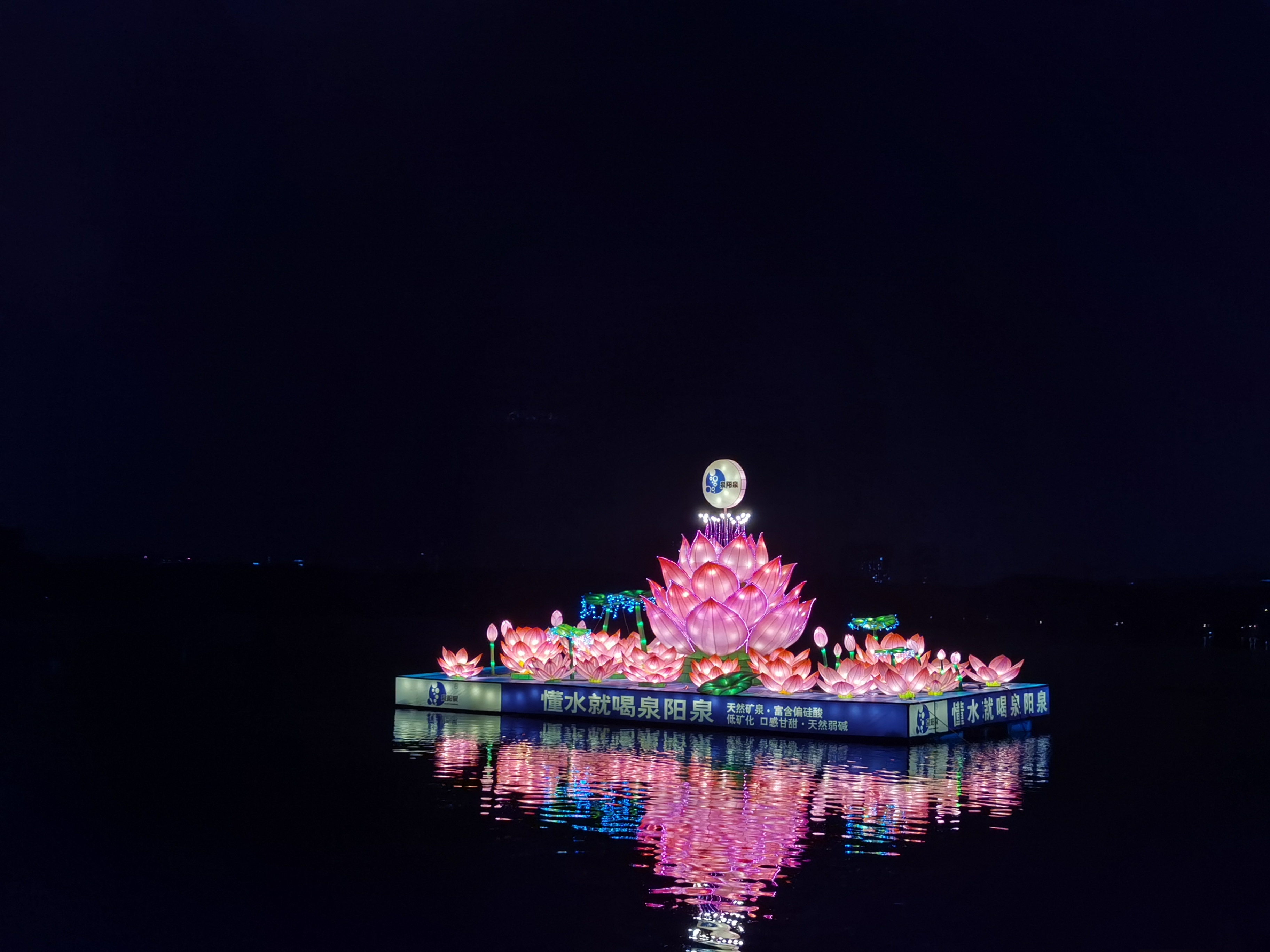 长春南湖公园启动两组传统雕塑灯组 满足游客夜间观赏需求