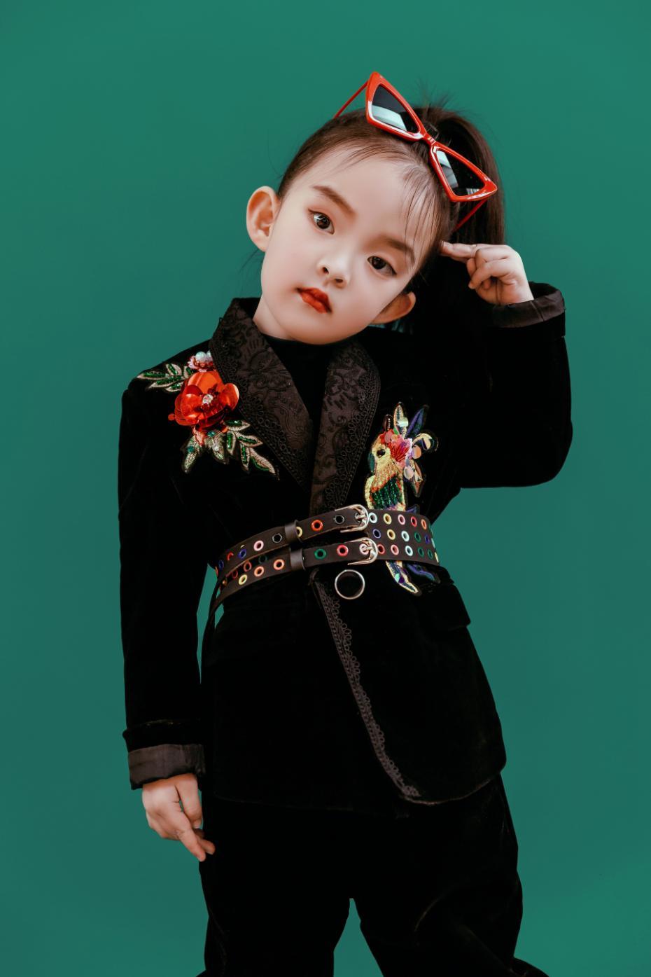 李琳炘勇夺2021精英童模超级联赛网络人气亚军