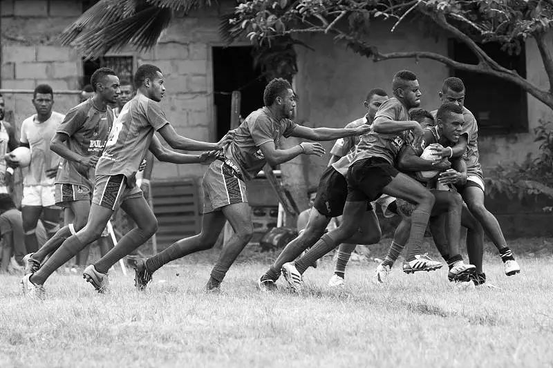 2017年5月20日，斐济，2017斐济国家橄榄球联赛西部联盟U18赛，拉瓦卡骑士vs科罗莱武橄榄球。没有专业的场地和设备，双方的青年球员一样认真对待比赛。图片:CFP