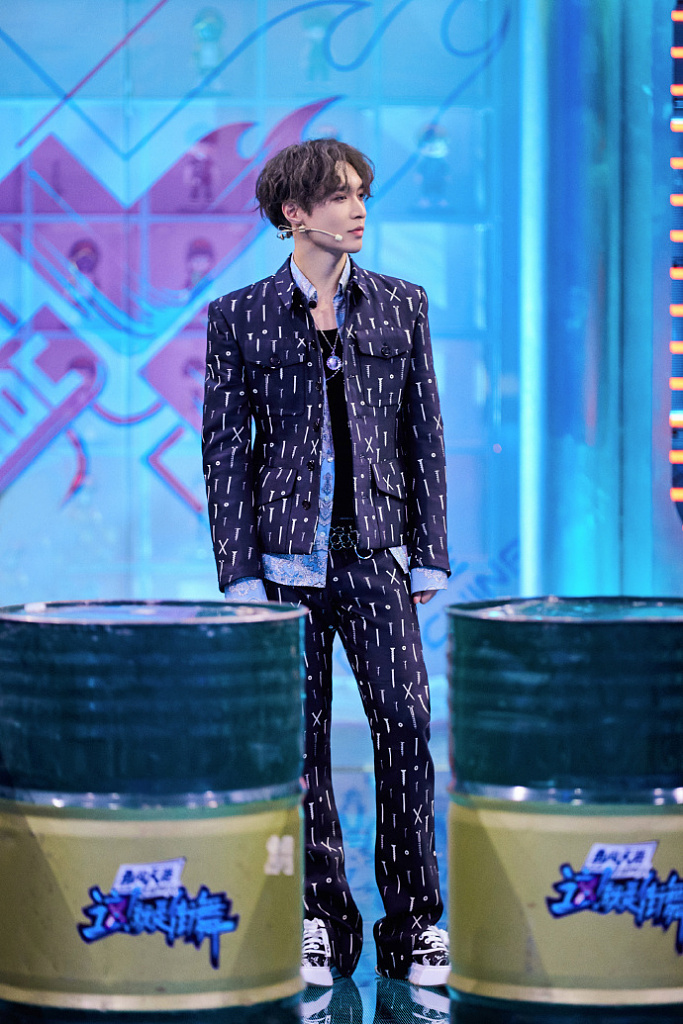 张艺兴国风造型开启街舞兴流派锡纸烫发型恣意不羁