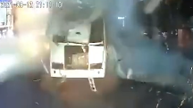俄罗斯一公交车爆燃致多人受伤 乘客互相搀扶逃离 
