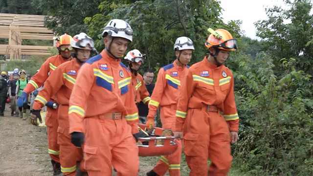 贵州16名驴友穿越深山遇暴雨被困溶洞，300人搜寻7小时才找到