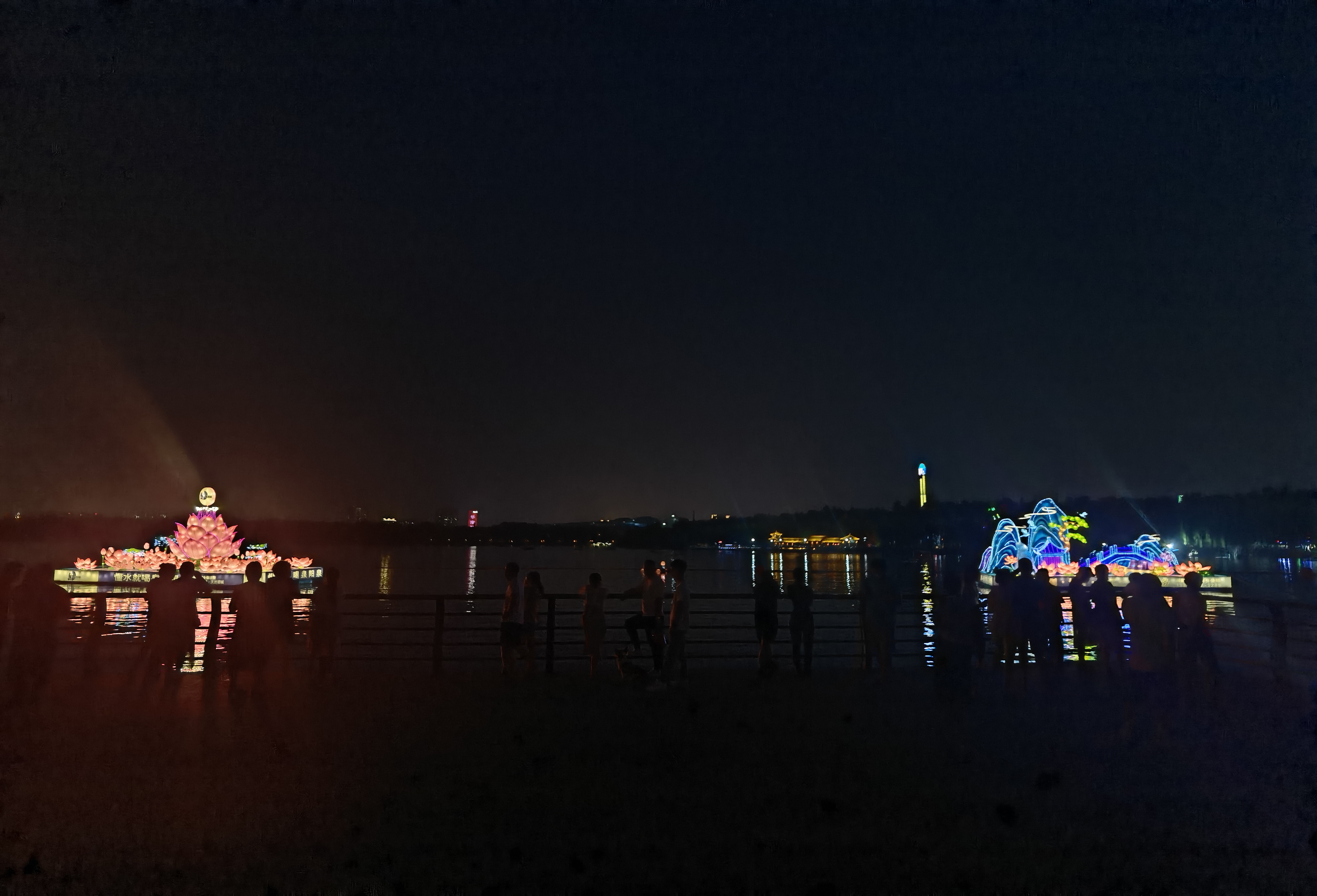 长春南湖公园启动两组传统雕塑灯组 满足游客夜间观赏需求