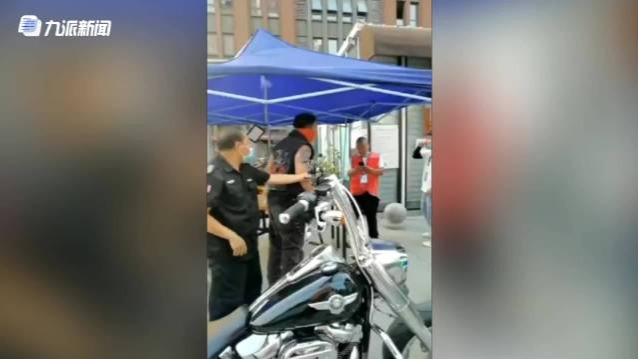 郑州一男子拿头盔猛砸防疫人员