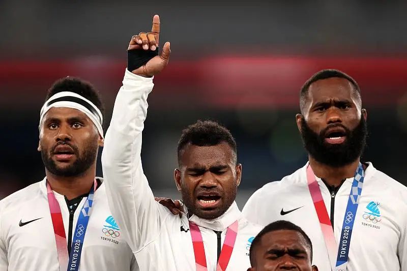 7月28日拿到金牌后，唱斐济赞歌的杰瑞·图瓦伊（中）。图片：CFP