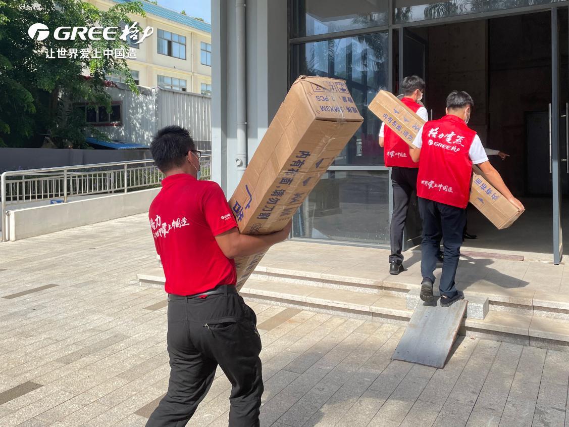 海南格力员工搬运防疫物资