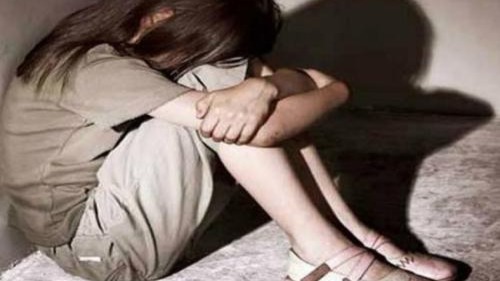 河南一未成年少女被逼下跪扇耳光 警方：2人被采取刑事强制措施