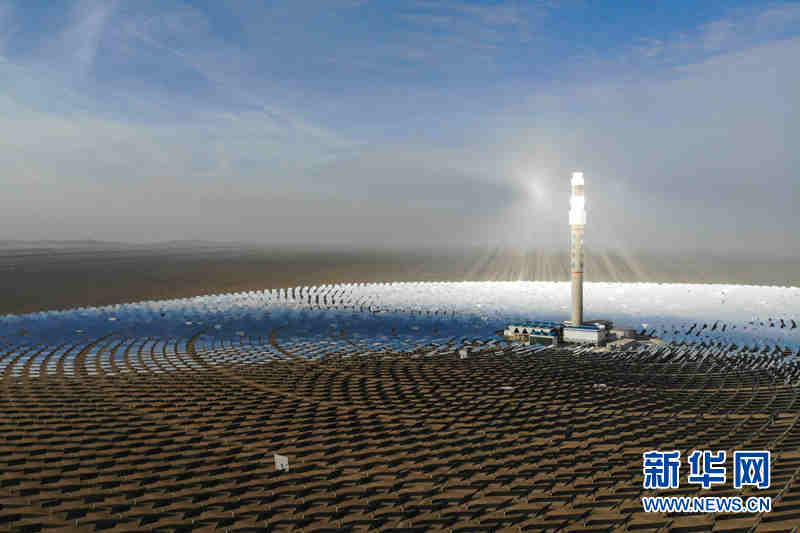 2021年2月24日拍摄的敦煌100兆瓦熔盐塔式光热电站（无人机照片）新华社记者 马希平 摄