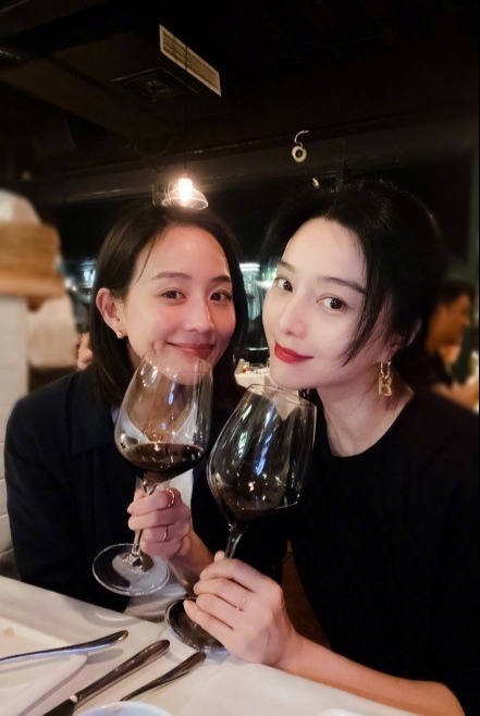 范冰冰与张钧甯一同看展 和弟弟范丞丞照片合影超有爱