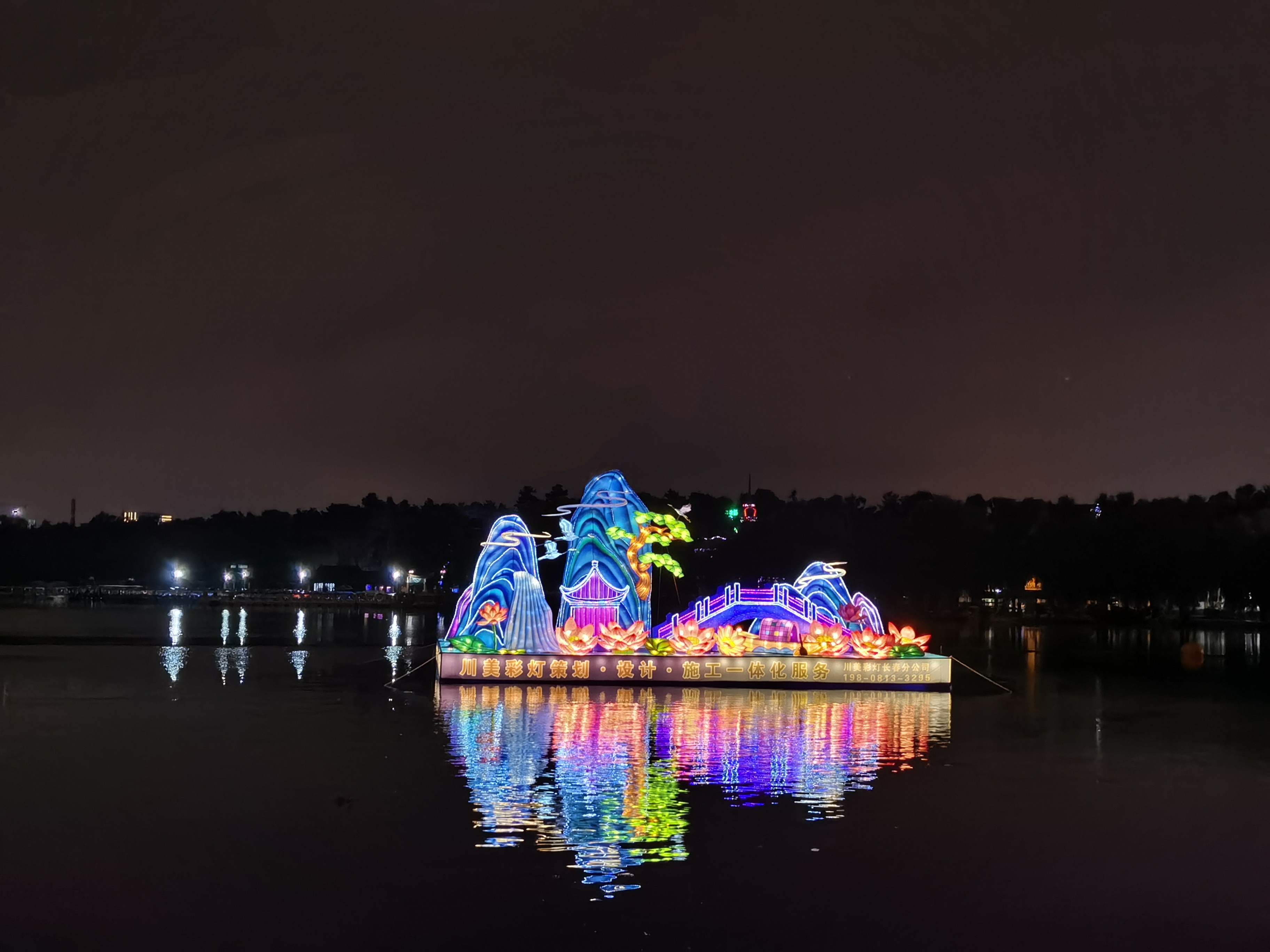 长春南湖公园启动两组传统雕塑灯组 满足游客夜间观赏需求