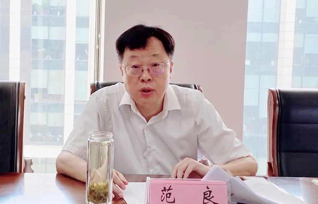 无锡市委教育工委书记,市教育局局长范良传达了全会精神并就下一阶段