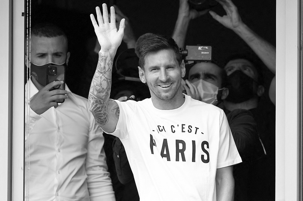 10日，梅西身穿“巴黎”字样T恤向球迷打招呼。