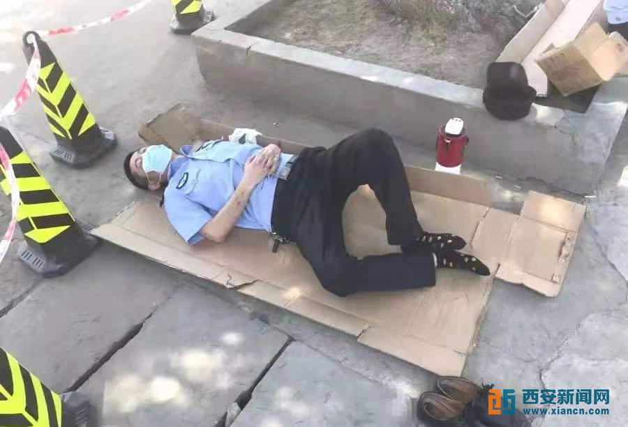 40℃的地上 他铺了 (1).jpg