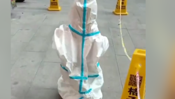 小朋友穿防护服转移隔离，网友：身影看着可爱又心疼