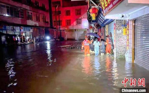 四川巴中等地遭遇暴雨天气5600多人紧急避险转移