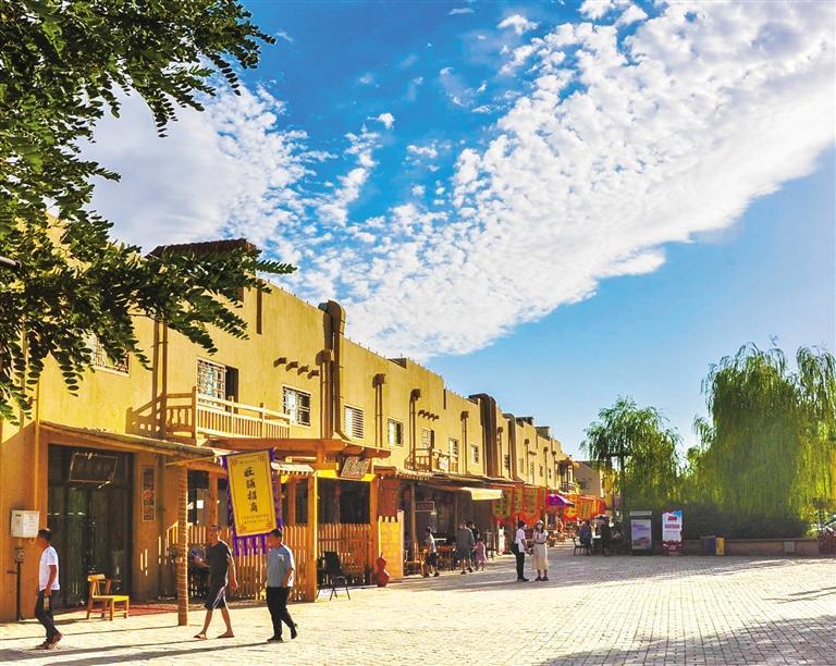 月牙泉小镇 王斌银 摄